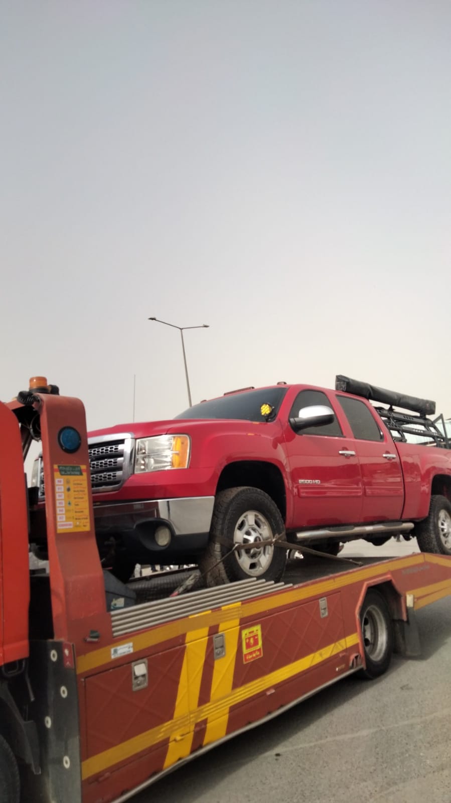 مشغل سطحة ساثا يثبت سيارة على ساطحة هيدروليكية في جدة