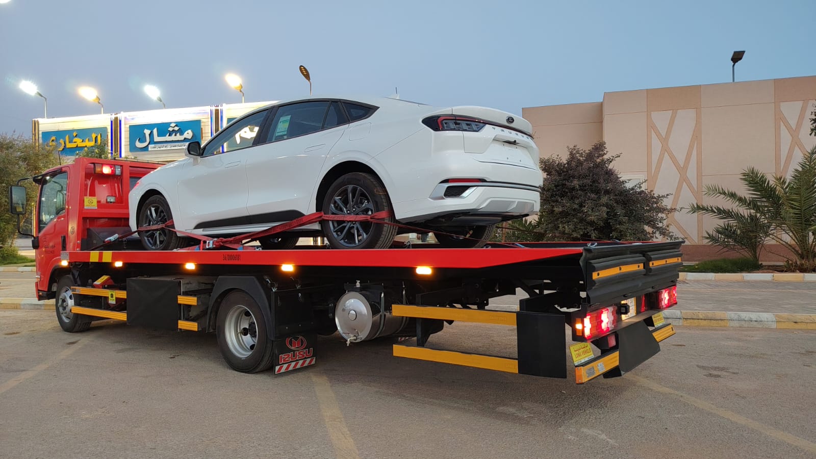 مشهد سطحة هيدروليك ليلي في الساحة