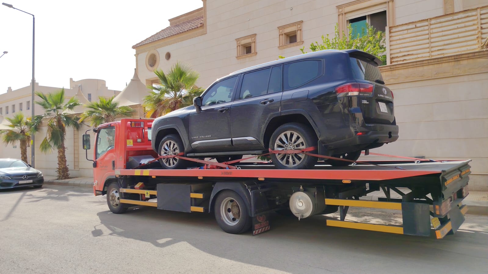 مهمة سطحة على طريق ساحلي في جدة