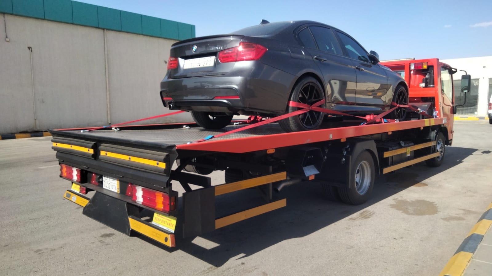 سطحة هيدروليك تستعد لتحميل سيارة في جدة