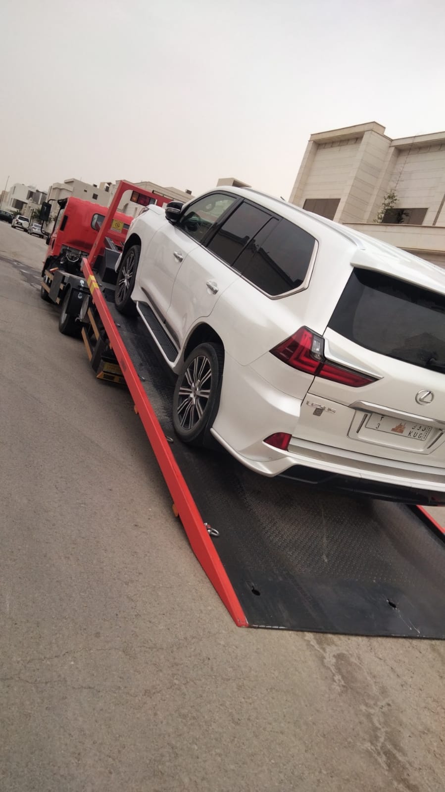 سطحة ساثا أثناء العمل في جدة
